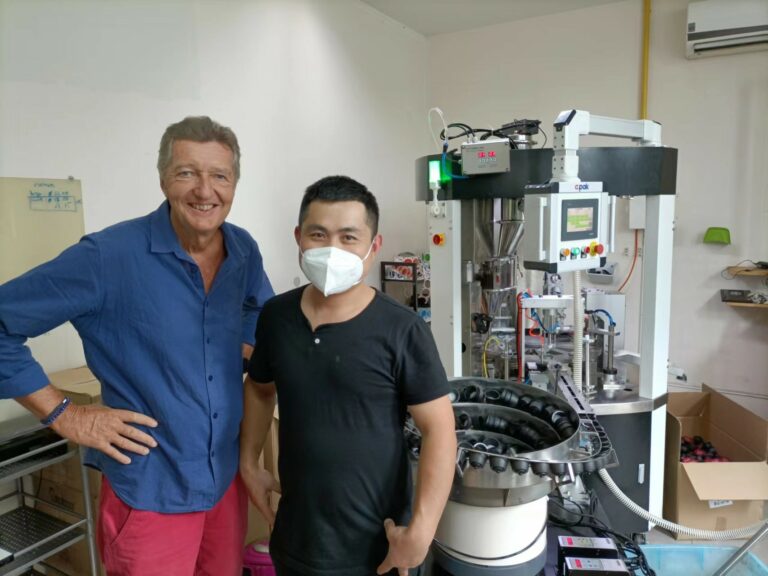 AFPAK-engineer-in-Thai-customers-factory met RN1S DOLCE GUSTO FILLING SEALING MACHINE