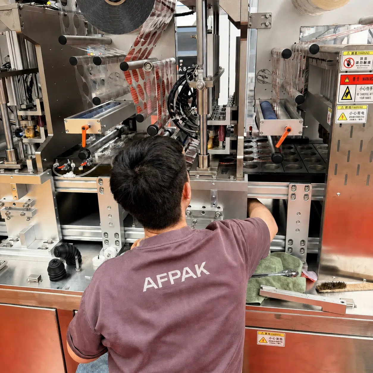 AFPAK chief engineer adjusting the Dolce Gusto filling line in Spain