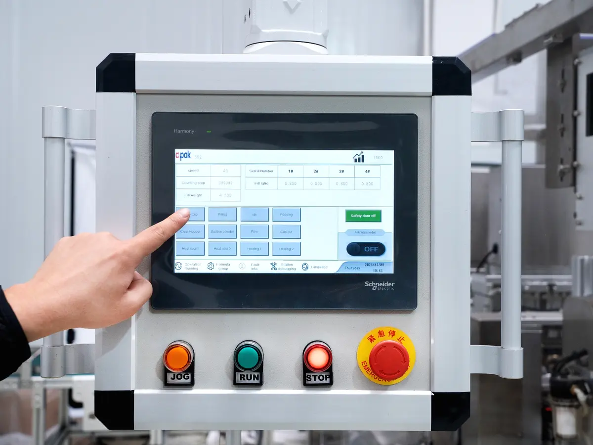 Technicien AFPAK testant le système de contrôle HMI Schneider
