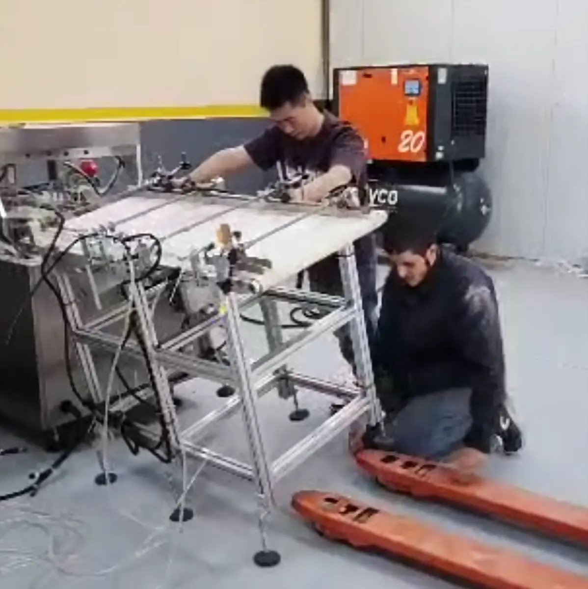 Ingénieur AFPAK mettant en service la ligne de conditionnement de capsules de café en Algérie
