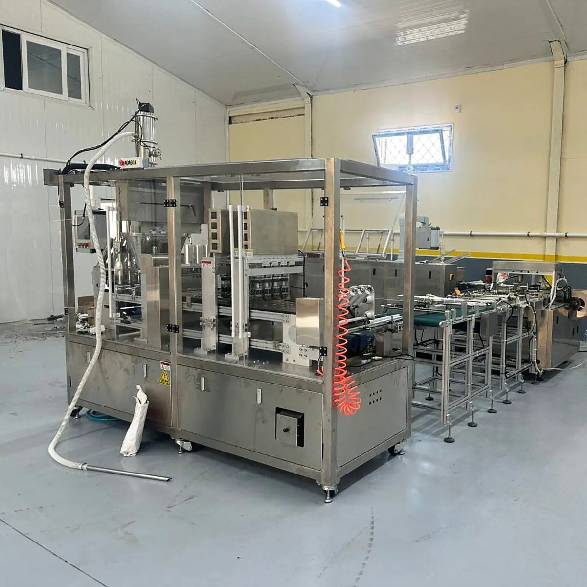 Machine de remplissage et de scellement de capsules AFPAK HB410 installée en Algérie